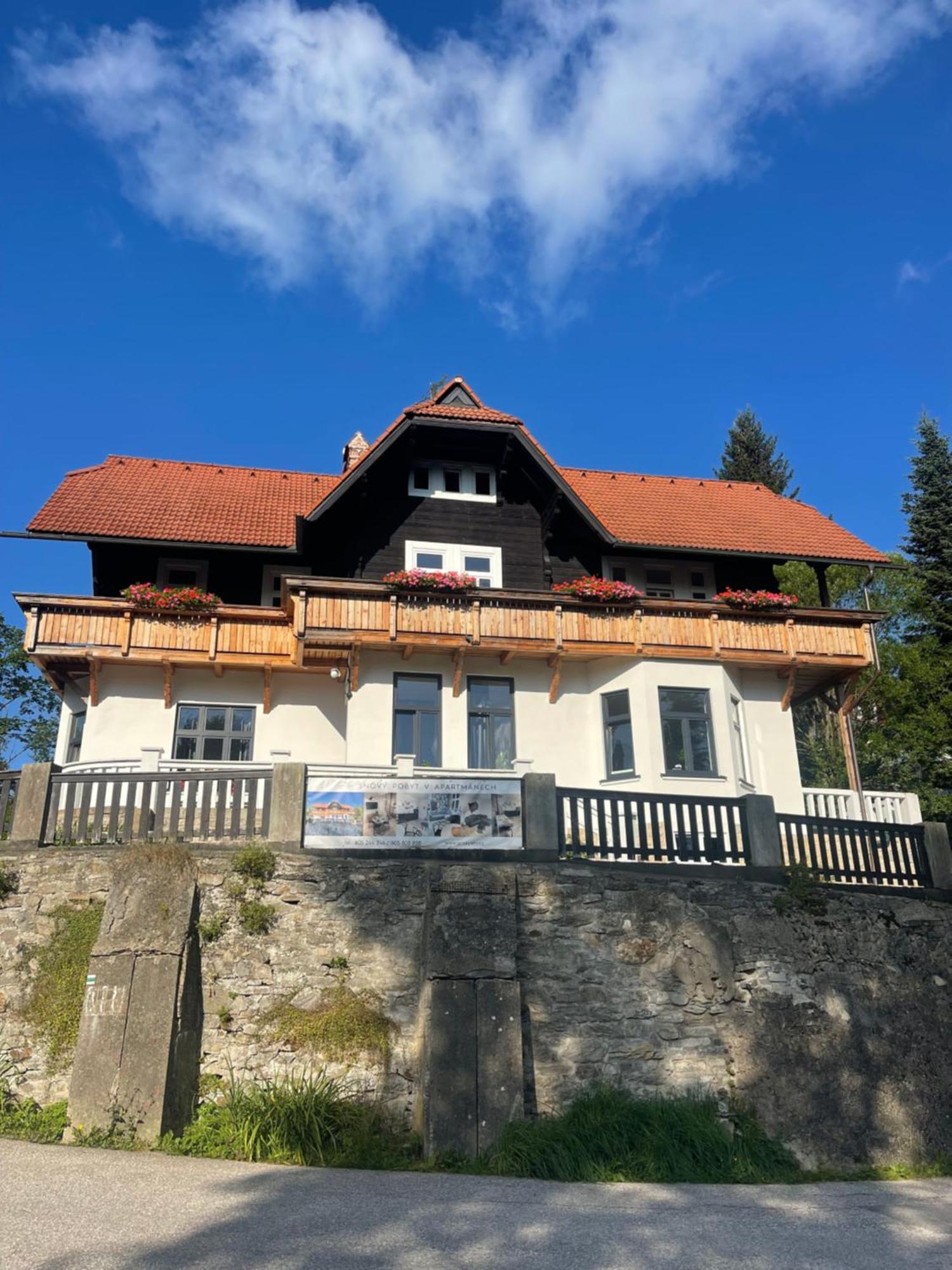 Apartmanovy Dum Jansky Sen